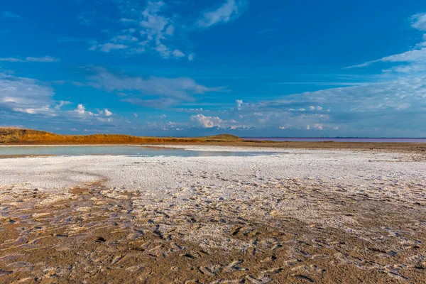 Weißer See Mit Salz Bedeckt Gegen Das Blaue Meer Und — Stockfoto