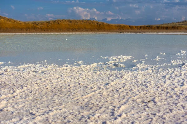 白い湖 塩で覆われ 青い海と空に対して — ストック写真