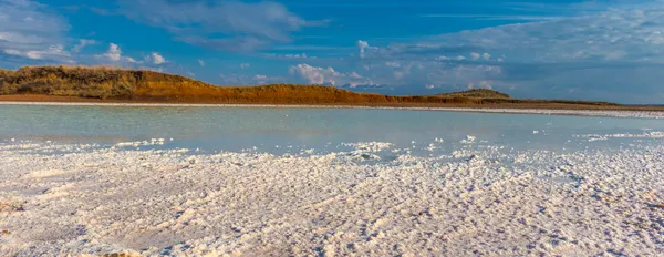 Lago Bianco Coperto Sale Contro Azzurro Del Mare Del Cielo — Foto Stock