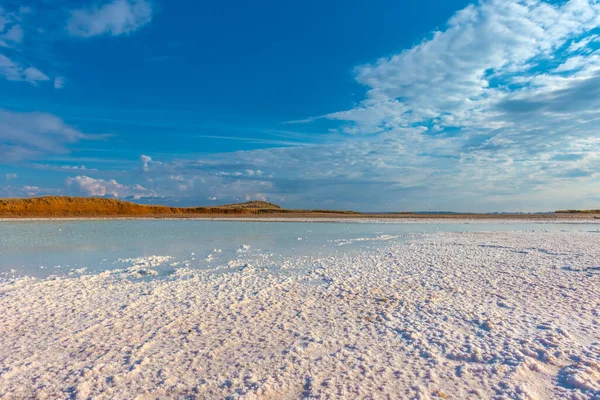 白い湖 塩で覆われ 青い海と空に対して — ストック写真