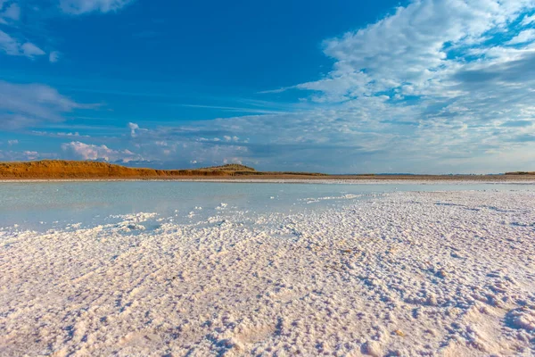 Bílé Jezero Pokryté Solí Proti Modrému Moři Obloze — Stock fotografie