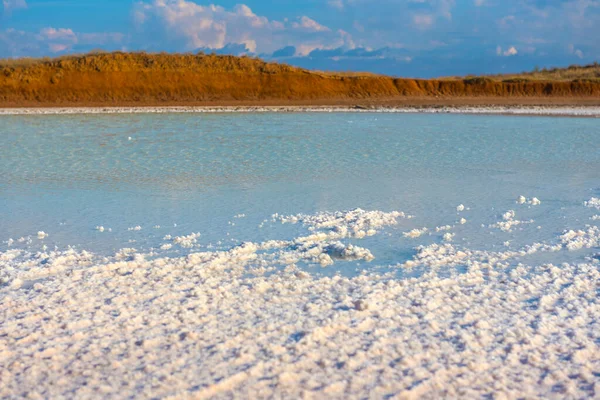 Lago Blanco Cubierto Sal Contra Mar Azul Cielo —  Fotos de Stock