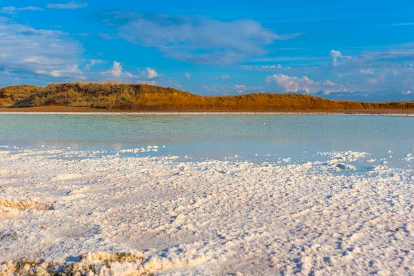 Bílé Jezero Pokryté Solí Proti Modrému Moři Obloze — Stock fotografie