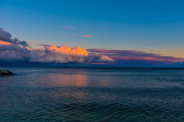 Lindo Rosa Lilás Nuvens Por Sol Sobre Mar — Fotografia de Stock