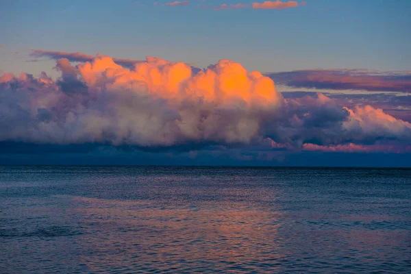 Güzel Pembe Eflatun Bulutlar Denizin Üzerinde Gün Batımı — Stok fotoğraf