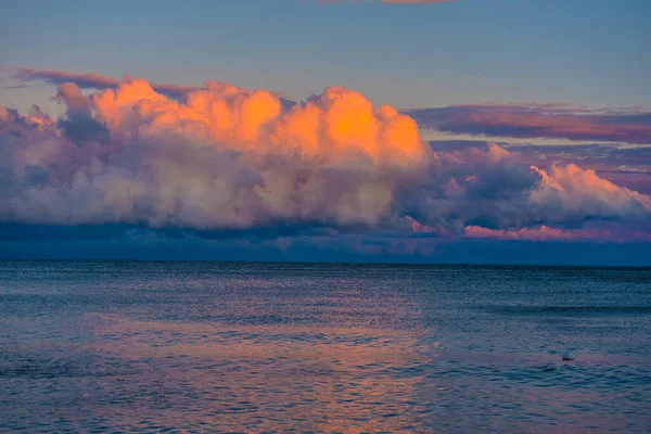 Lindo Rosa Lilás Nuvens Por Sol Sobre Mar — Fotografia de Stock