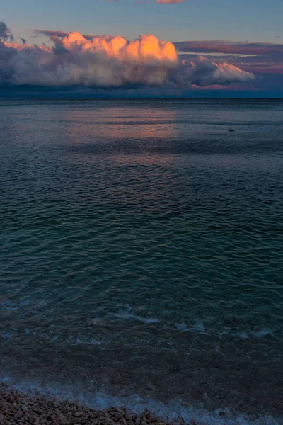 Güzel Pembe Eflatun Bulutlar Denizin Üzerinde Gün Batımı — Stok fotoğraf