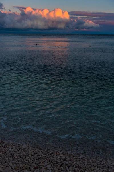 Lindo Rosa Lilás Nuvens Por Sol Sobre Mar — Fotografia de Stock