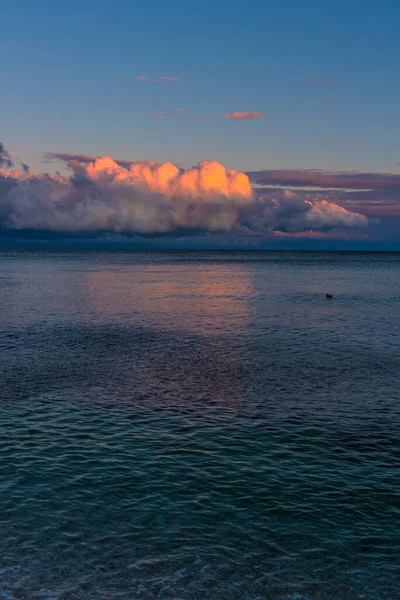 Lindo Rosa Lilás Nuvens Por Sol Sobre Mar — Fotografia de Stock