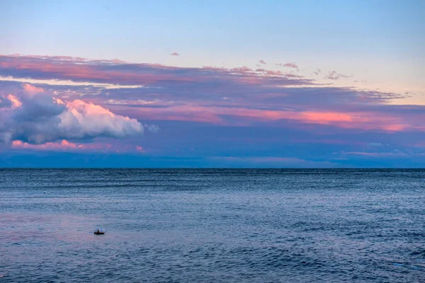 Güzel Pembe Eflatun Bulutlar Denizin Üzerinde Gün Batımı — Stok fotoğraf