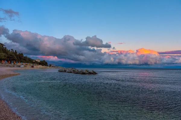 Lindo Rosa Lilás Nuvens Por Sol Sobre Mar — Fotografia de Stock