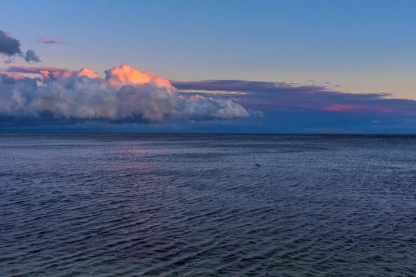 Lindo Rosa Lilás Nuvens Por Sol Sobre Mar — Fotografia de Stock