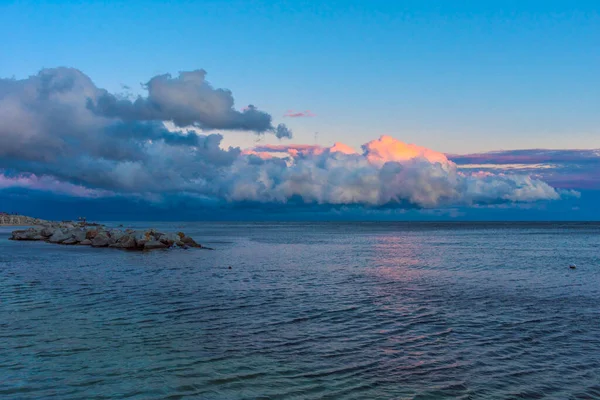 Lindo Rosa Lilás Nuvens Por Sol Sobre Mar — Fotografia de Stock