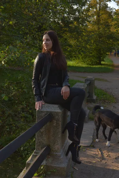 Brünettes Mädchen Schwarzer Lederjacke Und Schwarzer Jeans Einem Herbstpark — Stockfoto