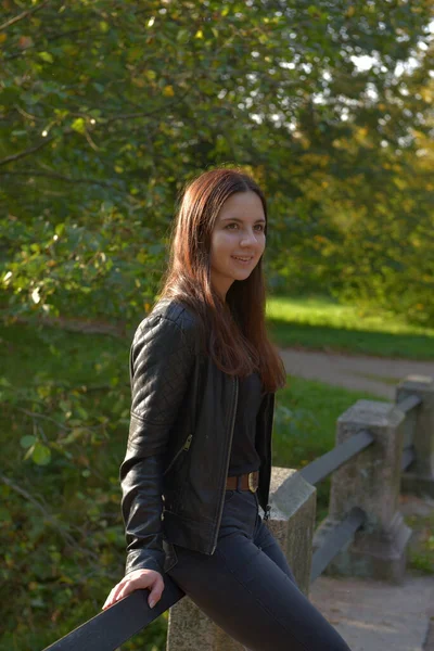 Brünettes Mädchen Schwarzer Lederjacke Und Schwarzer Jeans Einem Herbstpark — Stockfoto