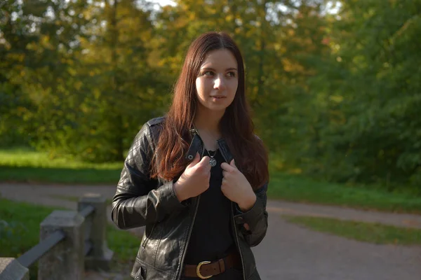 Gadis Berambut Coklat Dengan Jaket Kulit Hitam Dan Jeans Hitam — Stok Foto