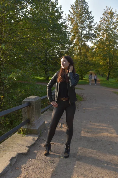 Chica Morena Una Chaqueta Cuero Negro Jeans Negros Parque Otoño —  Fotos de Stock