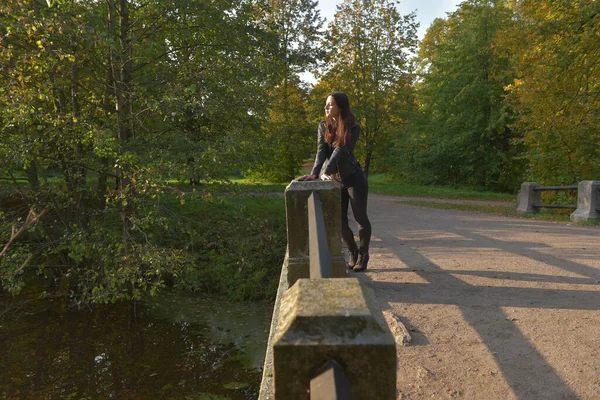 Menina Morena Uma Jaqueta Couro Preto Jeans Pretos Parque Outono — Fotografia de Stock