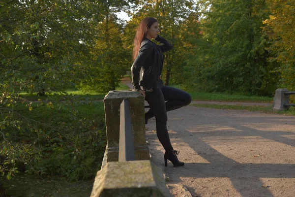 Menina Morena Uma Jaqueta Couro Preto Jeans Pretos Parque Outono — Fotografia de Stock