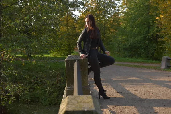 Menina Morena Uma Jaqueta Couro Preto Jeans Pretos Parque Outono — Fotografia de Stock