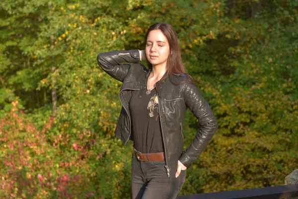Brunette Girl Black Leather Jacket Black Jeans Autumn Park — Stock Photo, Image