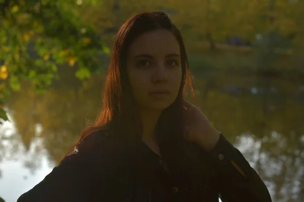 Brünettes Mädchen Schwarzer Lederjacke Und Schwarzer Jeans Einem Herbstpark — Stockfoto