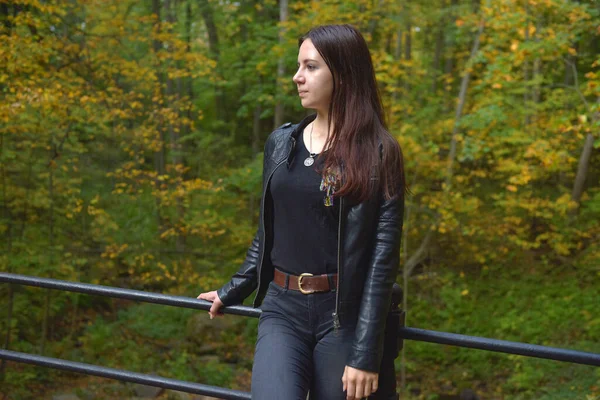 Menina Morena Uma Jaqueta Couro Preto Jeans Pretos Parque Outono — Fotografia de Stock