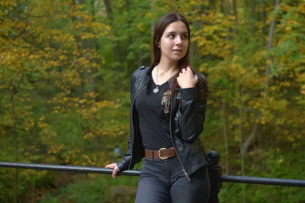 Brünettes Mädchen Schwarzer Lederjacke Und Schwarzer Jeans Einem Herbstpark — Stockfoto