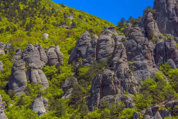 クリミア共和国デメルジ山脈の幽霊の谷の岩の柱 — ストック写真