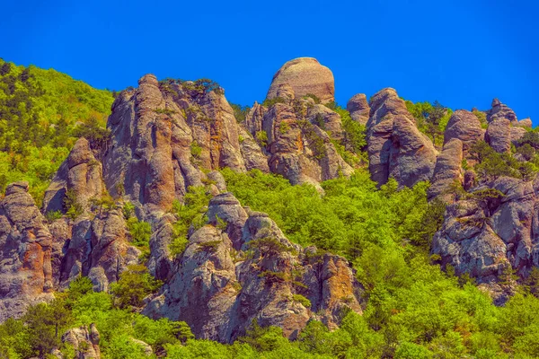 クリミア共和国デメルジ山脈の幽霊の谷の岩の柱 — ストック写真