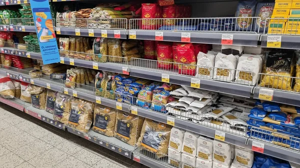 Rusland Petersburg 2021 Pasta Schappen Van Supermarkt Koop — Stockfoto