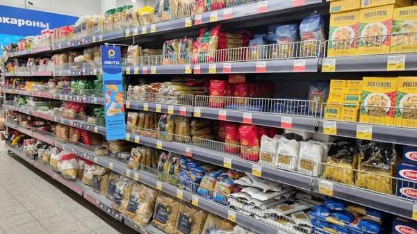 Rosja Sankt Petersburg 2021 Makaron Półkach Supermarketów Sprzedaż — Zdjęcie stockowe