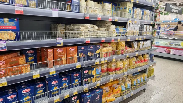 Russland Petersburg 2021 Nudeln Supermarktregalen Zum Verkauf — Stockfoto