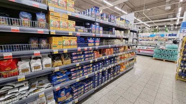 Rosja Sankt Petersburg 2021 Makaron Półkach Supermarketów Sprzedaż — Zdjęcie stockowe