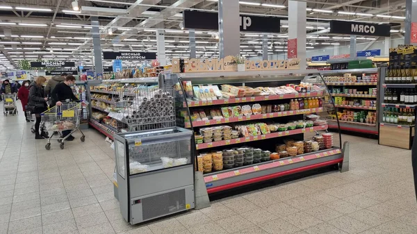 Rusland Petersburg 2021 Shoppers Een Supermarkt Tijdens Coronavirusepidemie — Stockfoto