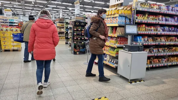 Rusia San Petersburgo 2021 Compradores Supermercado Durante Epidemia Coronavirus — Foto de Stock