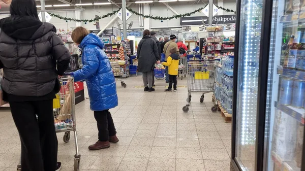 Rusia San Petersburgo 2021 Compradores Supermercado Durante Epidemia Coronavirus —  Fotos de Stock
