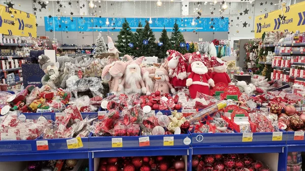 Rússia São Petersburgo 2021 Decorações Natal Brinquedos Venda Supermercado — Fotografia de Stock