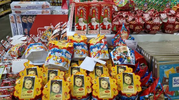 Oroszország Szentpétervár 2021 Édes Karácsonyi Ajándékok Édességekkel Szupermarketben — Stock Fotó
