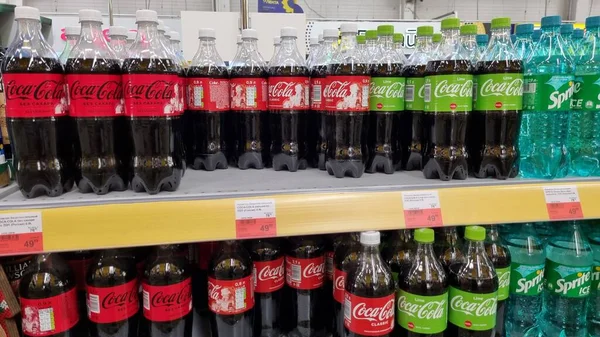 ロシア サンクトペテルブルク20 2021スーパーマーケットの棚にコカ コーラやその他の炭酸飲料 — ストック写真