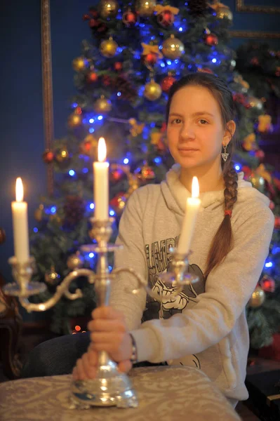 Jong Brunette Met Kaarsen Door Kerstboom — Stockfoto