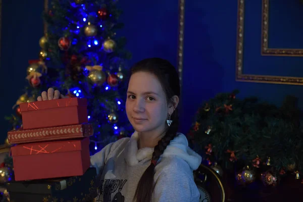 Joven Morena Con Cajas Regalos Junto Árbol Navidad — Foto de Stock