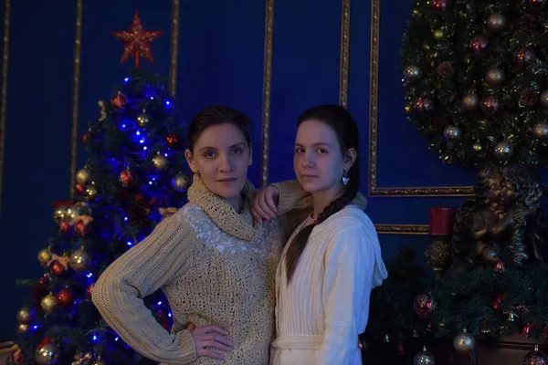 Woman Her Teenage Daughter Christmas Tree — Stock Photo, Image