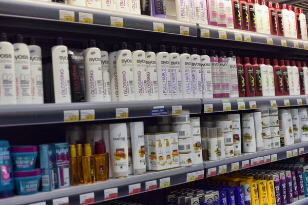 Russia San Pietroburgo 2021 Shampoo Prodotti Capelli Uno Scaffale Supermercato — Foto Stock