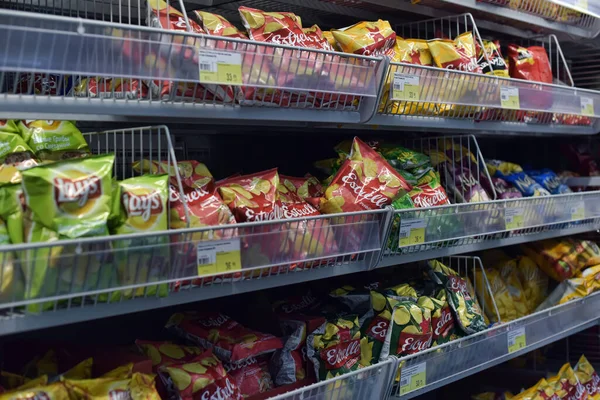 Oroszország Szentpétervár 2021 Chips Egy Polcon Egy Szupermarketben — Stock Fotó