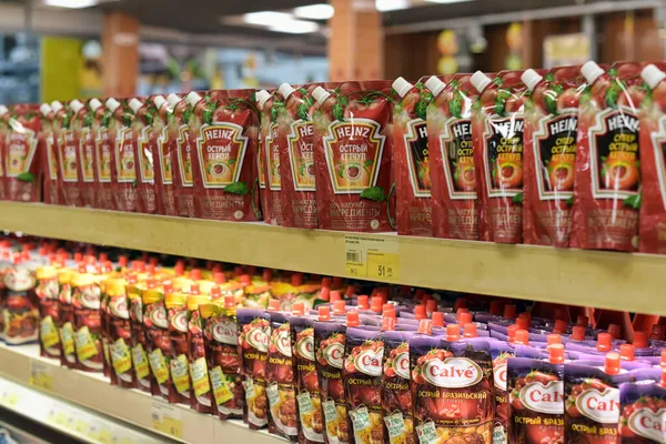 Russie Saint Pétersbourg 2021 Ketchup Sur Une Étagère Dans Supermarché — Photo