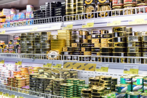 Russia Petersburg 111 2021 Canned Fish Shelf Supermarket — стоковое фото