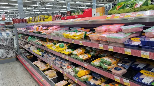 Rosja Sankt Petersburg 2021 Opakowania Mięsem Półce Supermarkecie — Zdjęcie stockowe