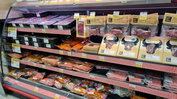 Rusia San Petersburgo 2021 Paquetes Con Carne Estante Supermercado —  Fotos de Stock