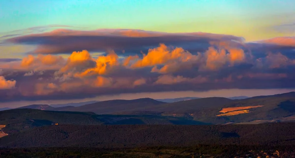 Liliowy Zachód Słońca Wieczorem Nad Górami Krym Obraz Stockowy